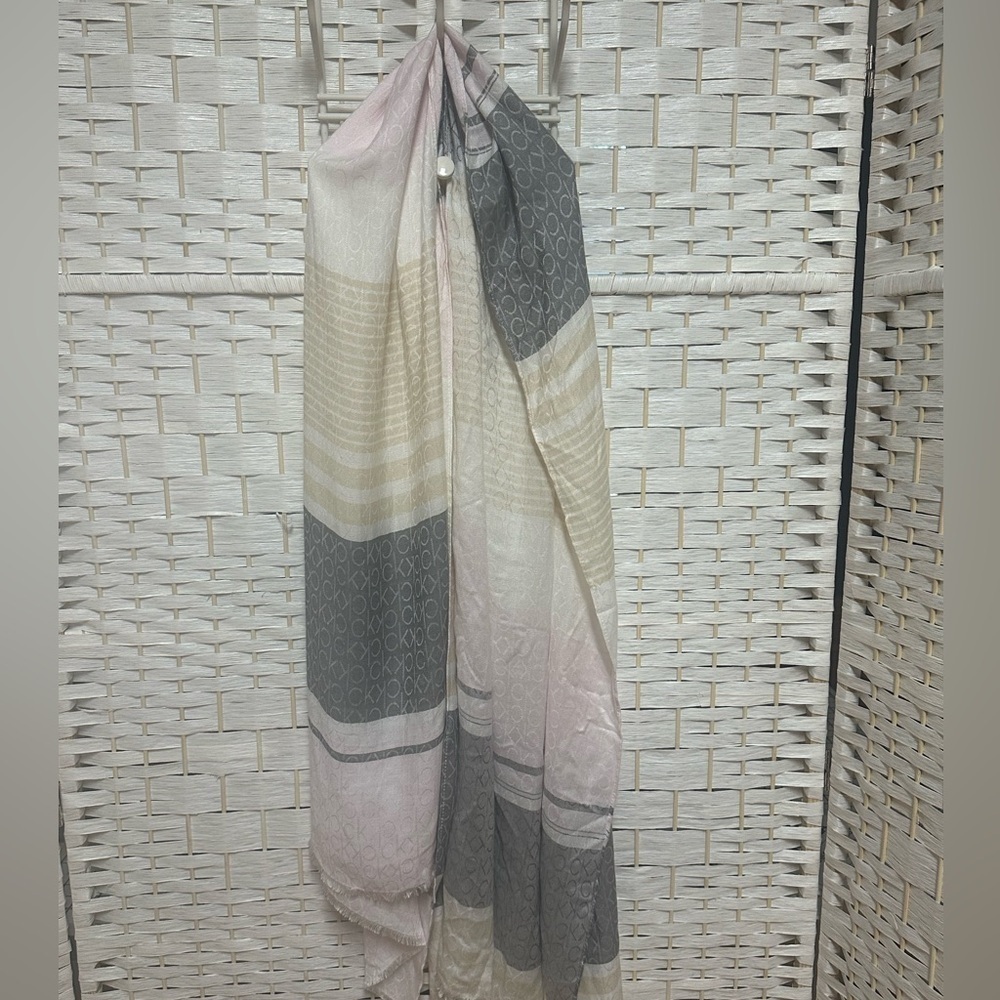 Calvin Klein‎ large wrap/scarf 73x29 euc